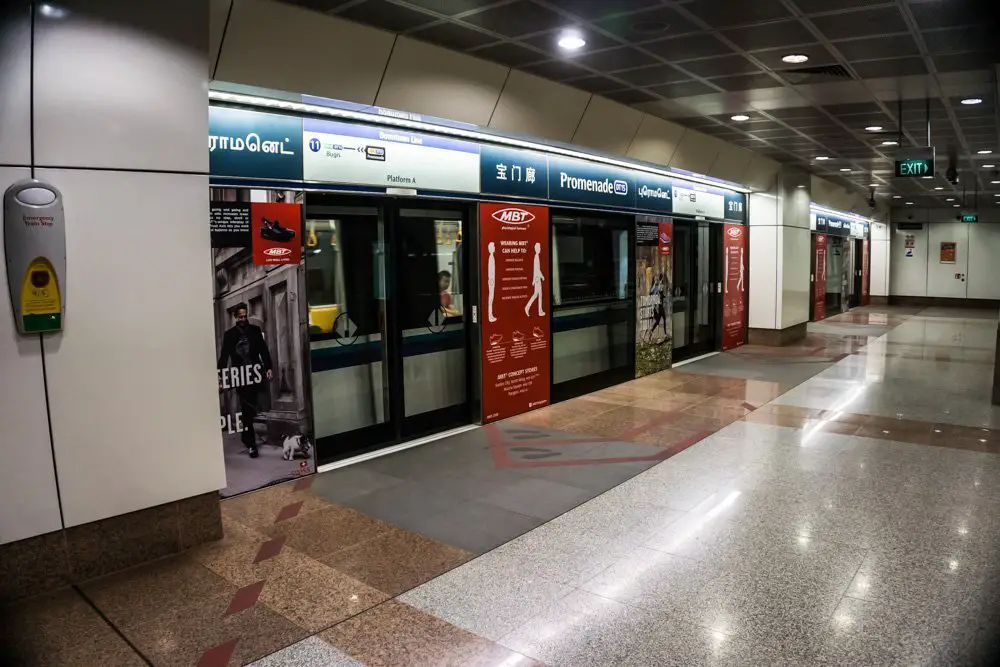 As to be expected, Singapore's subway system is perfectly kept clean.