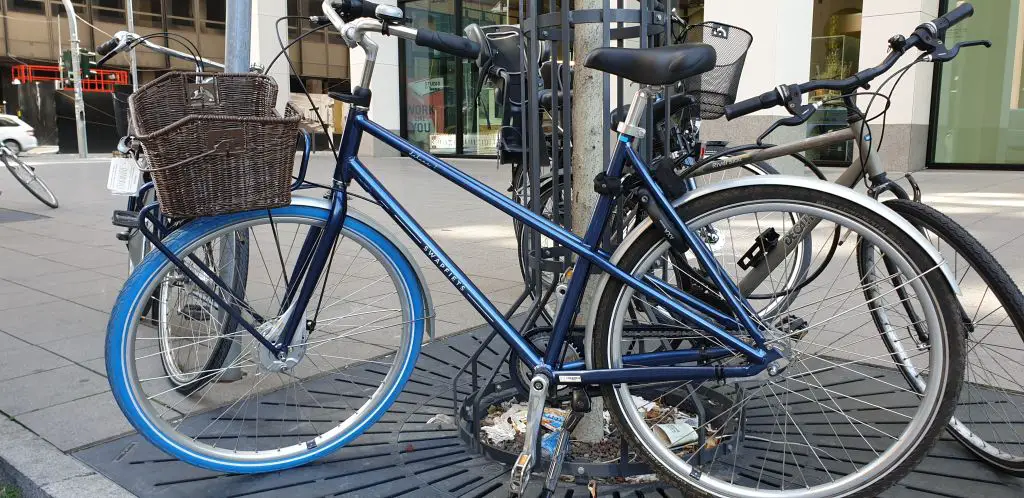 Swapfiets deluxe 7 blue bike