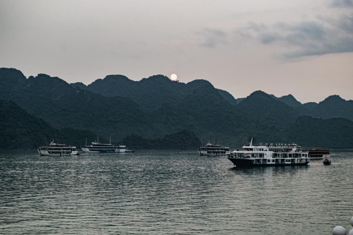halong bay vietnam cruise
