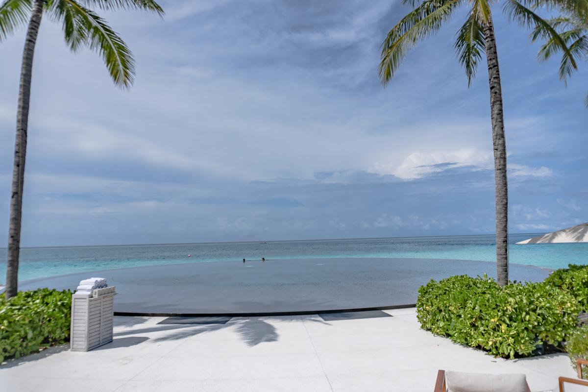 ritz carlton maldives pool