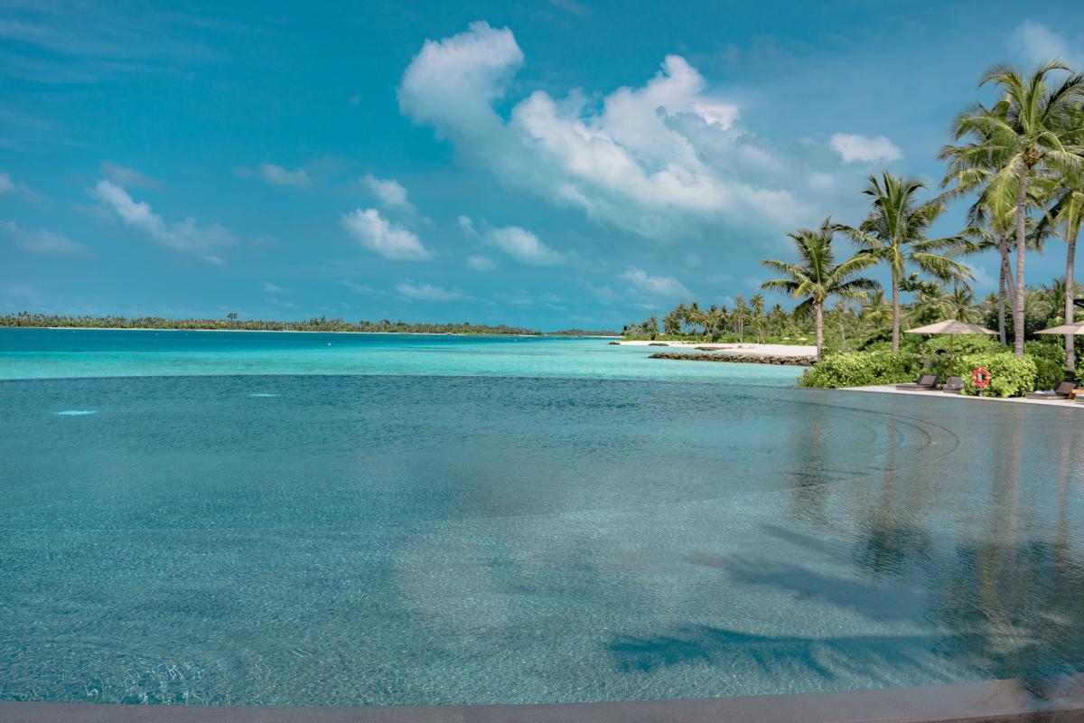 ritz carlton maldives pool