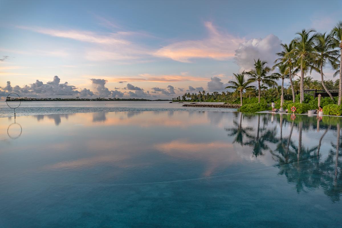 eau bar sunset ritz carlton maldives