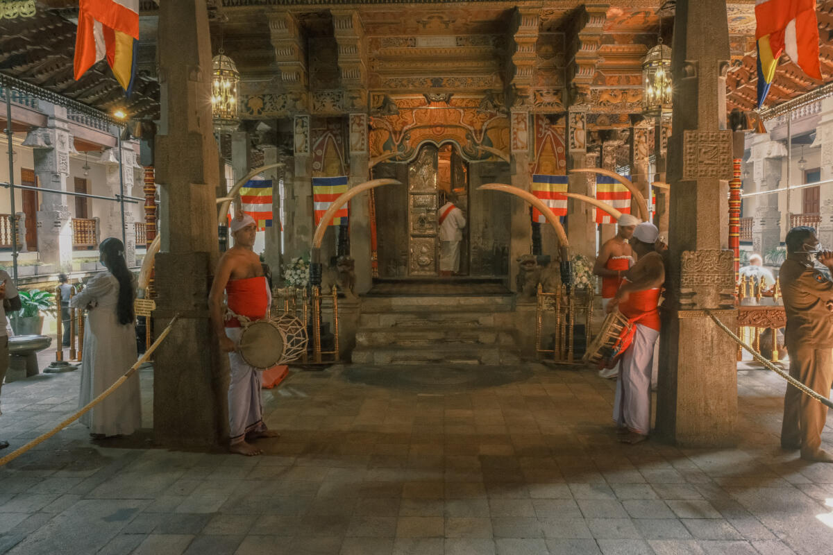 temple of the tooth sri lanka kandy