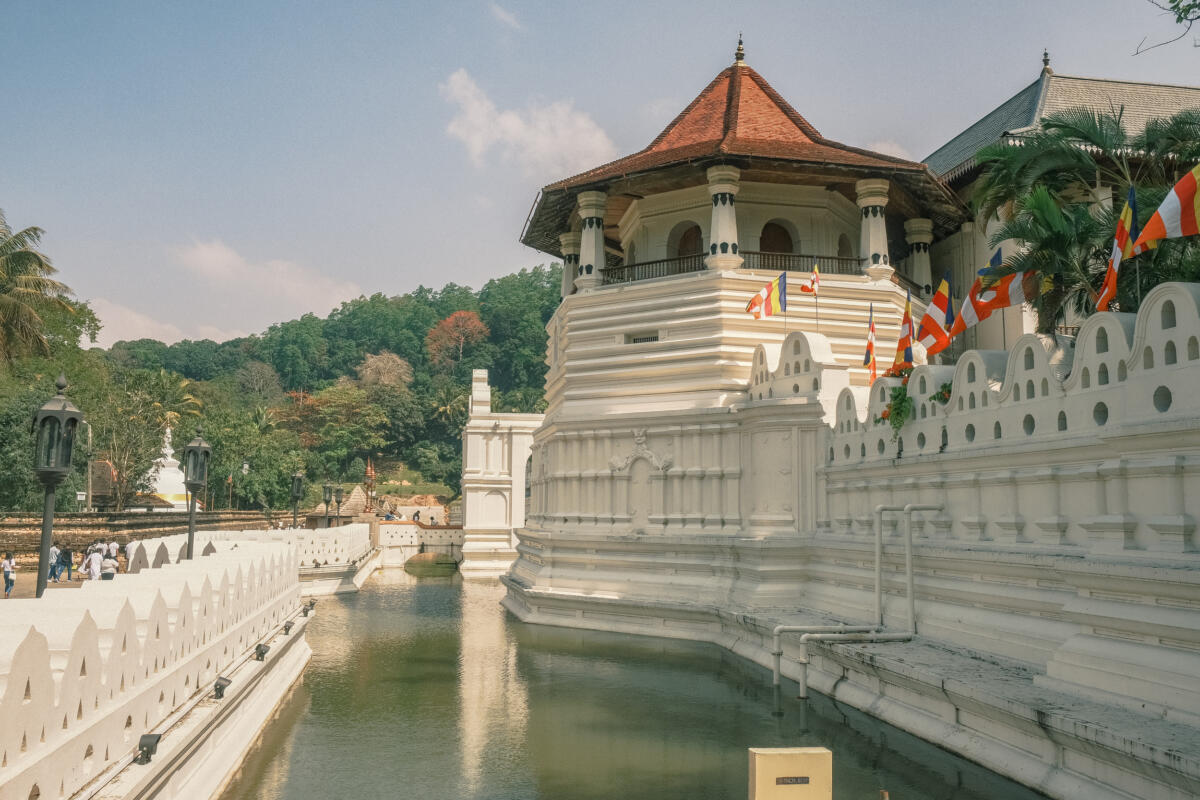 Kandy temple of the tooth sri lanka