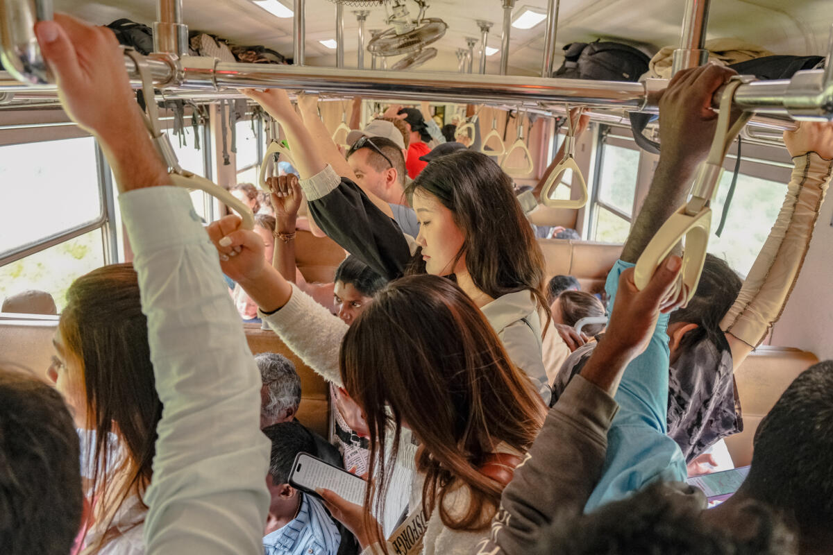 kandy to ella train sri lanka crowded