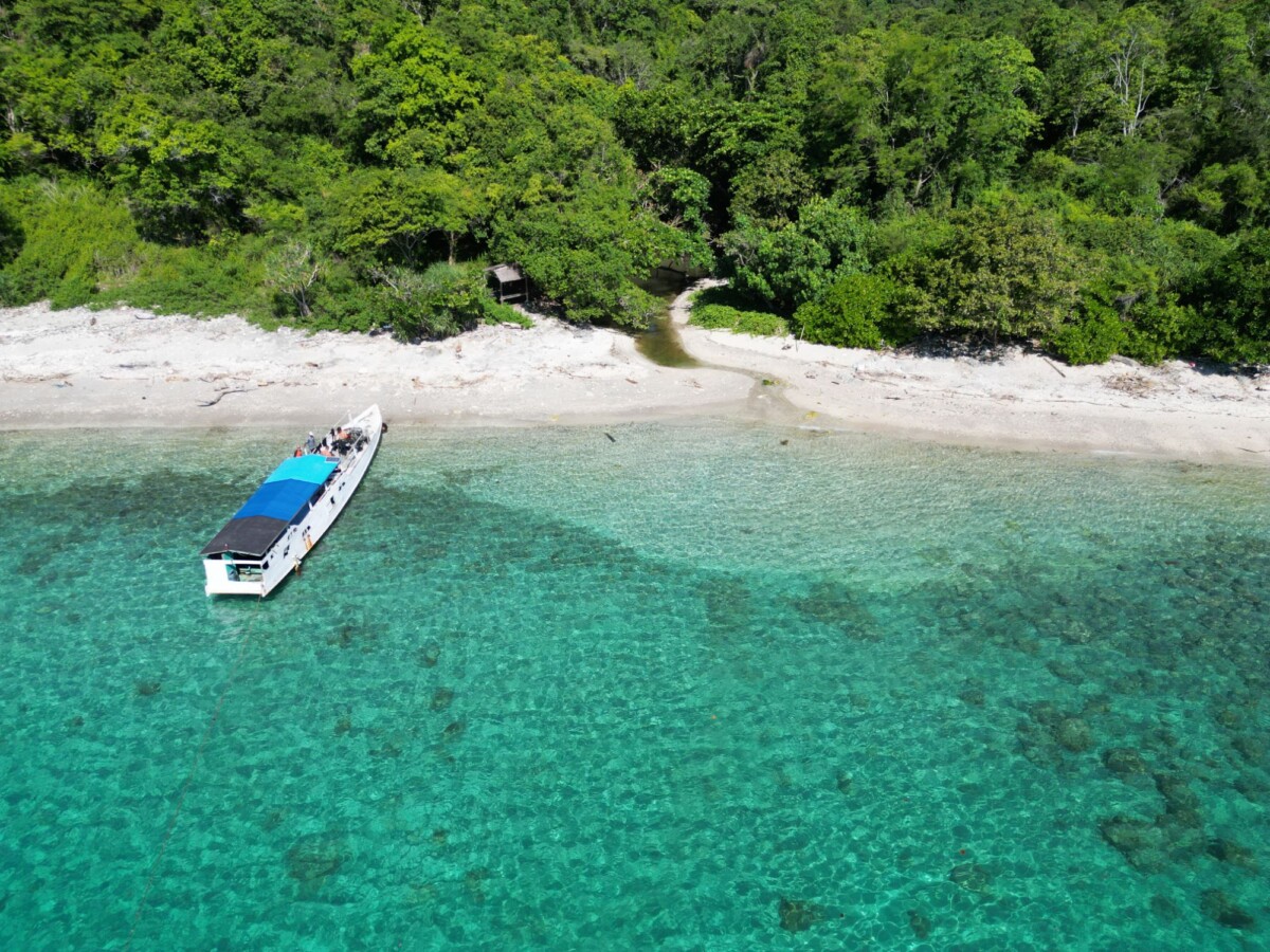 diving moyo island sumbawa with ship