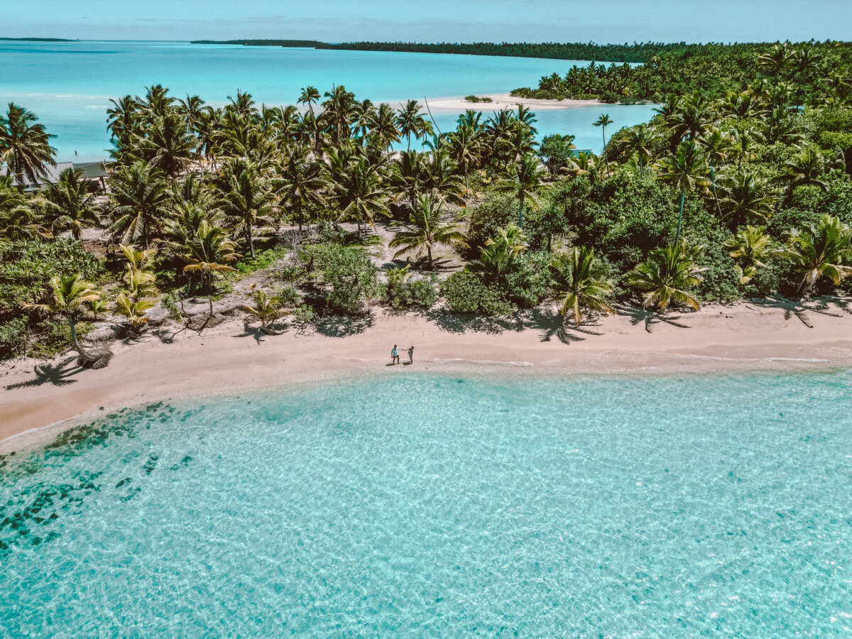 aitutaki lagoon drone shot